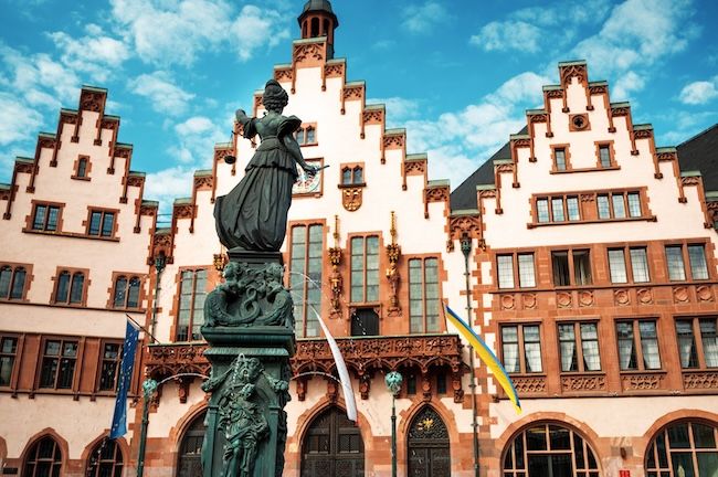 Standort Frankfurt View of the City Hall at Roemerberg in Frankfurt, Germany. Square with fountain in front of it SSUCv3H4sIAAAAAAAACnRSPW+DMBDdK/U/IM9BhQApdOzUoerSMcrgjyNYGDuyTaooyn+vjXHiod18787v3r276/NTliGCDafoLbv6yMVciNlYjS1X0sHFZsU1SAY6Rc662hUpAIxbpTkWKUiwpYPEEzhQzkJ4+LYkkbHYzgaM775CFFs4Oo4A3imCxH2Is5hYku6HS6H3mQvG5dG8fGLJJqxHgzZJmZmJL/vgxkukGYn1KBYFBf/QfzmlGv5i/B4vD4rwOMTZ8REkvTwm8XwanLVn8ArBpkO5ZHlnOoTHQrhao0EADm7tQwc0/ljQU+ofnhlXiXVnRbHwBVXCdHIGuNGTb8oOy27jN6pmabVXjuLMSCh1wkT4PfaOEyI+YGNcOYt40oi6S1JT0kcquwywsiLm1u3DsqqK12bXNUVZtc32dVusBeFEhmVri5H301F05CwdnXsFqC/rtq4J5DtC+7zuujbvatbmDdkyAqRvMKXO5dsvAAAA//8DAC/ZpXz9AgAA